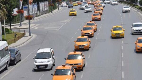 Atatürk Havalimanı’nda hizmet veren yaklaşık 500 taksi şoförü, Binali Yıldırım’ın AK Parti Genel Başkan adaylığının ilan edilmesi üzerine kent içinde kutlama turuna çıktı. - Sputnik Türkiye