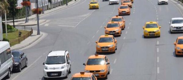 Atatürk Havalimanı’nda hizmet veren yaklaşık 500 taksi şoförü, Binali Yıldırım’ın AK Parti Genel Başkan adaylığının ilan edilmesi üzerine kent içinde kutlama turuna çıktı. - Sputnik Türkiye