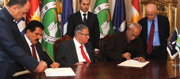 Eski Irak Cumhurbaşkanı Celal Talabani (orta) liderliğindeki Kürdistan Yurtseverler Birliği (KYB) ile Irak Kürt Bölgesel Yönetimi'nde (IKBY) muhalefetin başını çeken Goran (Değişim) Hareketi arasında siyasi anlaşma imzalandı. KYB Birinci Genel Sekreter Yardımcısı Kosret Resul (sol2) ve Goran Hareketi lideri Noşirvan Mustafa (sağ2) anlaşmayı imzaladı. - Sputnik Türkiye