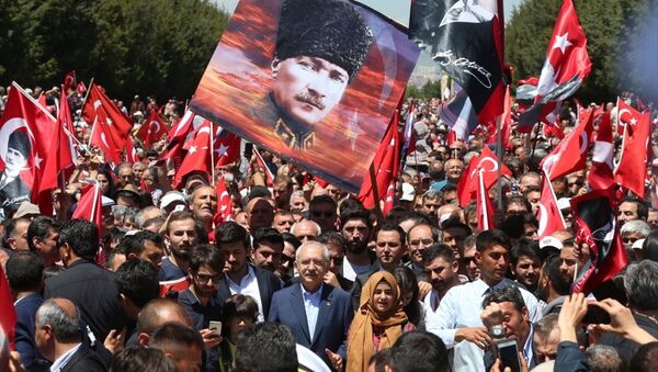 CHP Genel Başkanı Kemal Kılıçdaroğlu, CHP Gençlik Kollarının düzenlediği Anıtkabir yürüyüşüne katıldı. Kılıçdaroğlu, Anıtkabir'de kalabalık yüzünden yürümekte zorluk çekti. - Sputnik Türkiye