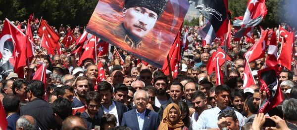 CHP Genel Başkanı Kemal Kılıçdaroğlu, CHP Gençlik Kollarının düzenlediği Anıtkabir yürüyüşüne katıldı. Kılıçdaroğlu, Anıtkabir'de kalabalık yüzünden yürümekte zorluk çekti. - Sputnik Türkiye