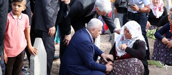 AK Parti Genel Başkan Adayı Binali Yıldırım, Diyarbakır'da, PKK'lıların Dürümlü mezrasında patlayıcı yüklü kamyonu infilak ettirmesi sonucu hayatını kaybedenlerin yakınlarını ziyaret etti. - Sputnik Türkiye