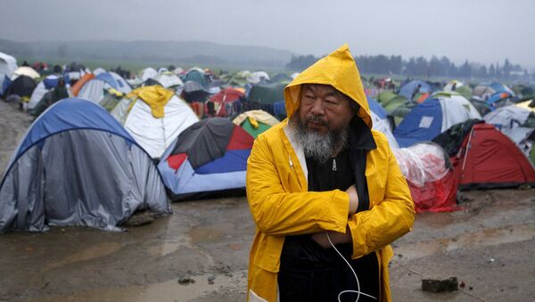 Çinli sanatçı Ai Weiwei, Idomeni sığınmacı kampında. - Sputnik Türkiye