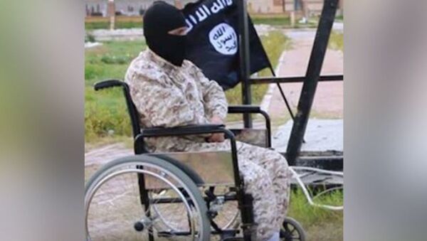 IŞİD’in Libya’da çekilen son propaganda filmlerinde görülen tekerlekli sandalyedeki engelli IŞİD militanı - Sputnik Türkiye