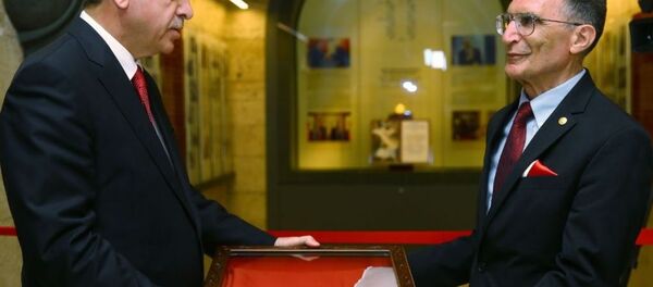 Cumhurbaşkanı Recep Tayyip Erdoğan, Prof. Dr. Aziz Sancar’ın Nobel Ödülü'nü Anıtkabir'e Takdim Töreni'ne katıldı. - Sputnik Türkiye