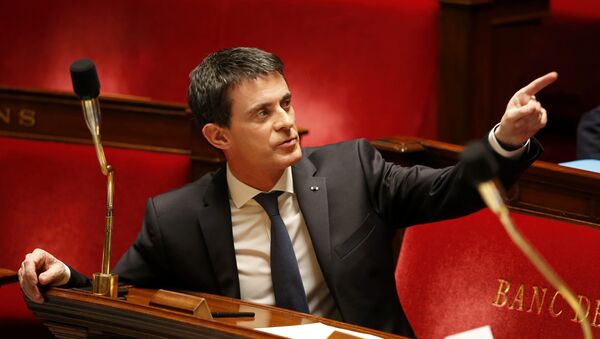 French Prime Minister Manuel Valls gestures before a vote on a constitutional reform bill that addresses the nationality question and would also make it easier to decree a state of emergency, at the National Assembly in Paris, France, February 10, 201 - Sputnik Türkiye