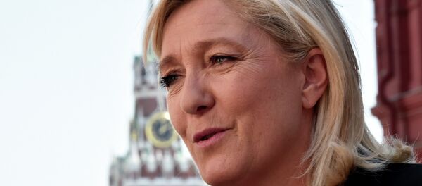 France's far-right Front National (FN) party president Marine Le Pen visits Moscow's Red Square before a meeting with Russia's State Duma speaker Sergei Naryshkin on May 26, 2015 - Sputnik Türkiye