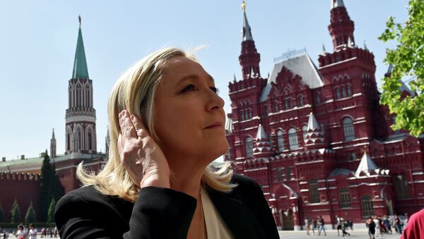 France's far-right Front National (FN) party president Marine Le Pen visits Moscow's Red Square before a meeting with Russia's State Duma speaker Sergei Naryshkin on May 26, 2015 - Sputnik Türkiye