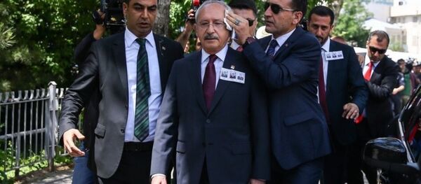 CHP Lideri Kemal Kılıçdaroğlu'na, Ankara'da katıldığı cenaze töreninin ardından yumurta atıldı. CHP Lideri Kemal Kılıçdaroğlu'na, Ankara'da katıldığı cenaze töreninin ardından yumurta atıldı. - Sputnik Türkiye