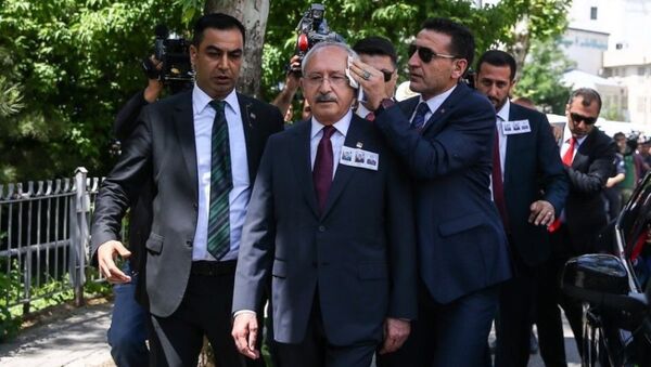 CHP Lideri Kemal Kılıçdaroğlu'na, Ankara'da katıldığı cenaze töreninin ardından yumurta atıldı. - Sputnik Türkiye