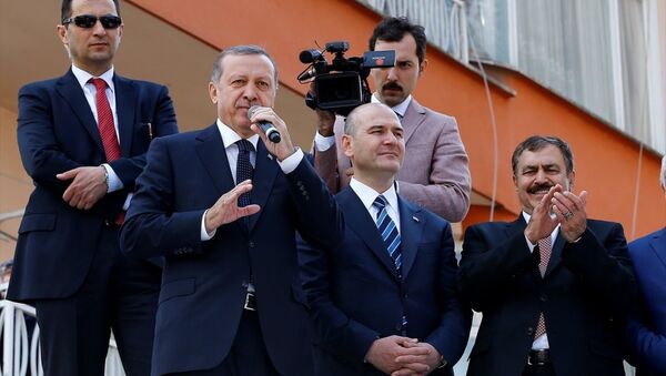 Cumhurbaşkanı Recep Tayyip Erdoğan, Cuma namazını kıldığı Sahil Camisi'nden çıkışında, kendisini bekleyen vatandaşlara otobüs üzerinden hitap etti. - Sputnik Türkiye