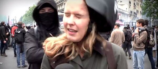 Paris'teki gösteri sırasında darp edilen RT muhabiri - Sputnik Türkiye