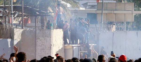 Irak’ın başkenti Bağdat’ta Şii lider Mukteda el Sadr yanlısı göstericilerin Yeşil Bölge’deki Başbakanlık ofisini basmasının ve askerlerin göstericilere ateş açmasının ardından kent çapında sokağa çıkma yasağı ilan edildi. - Sputnik Türkiye