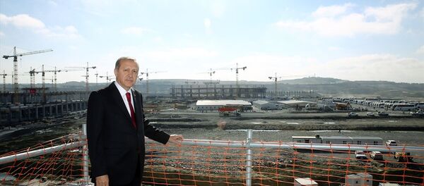 Cumhurbaşkanı Recep Tayyip Erdoğan, 3. havalimanı inşaatında. - Sputnik Türkiye