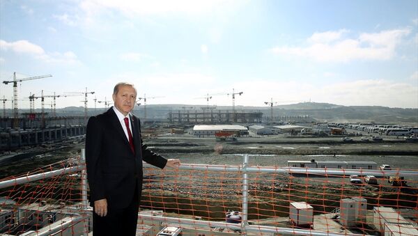 Cumhurbaşkanı Recep Tayyip Erdoğan, 3. havalimanı inşaatında. - Sputnik Türkiye