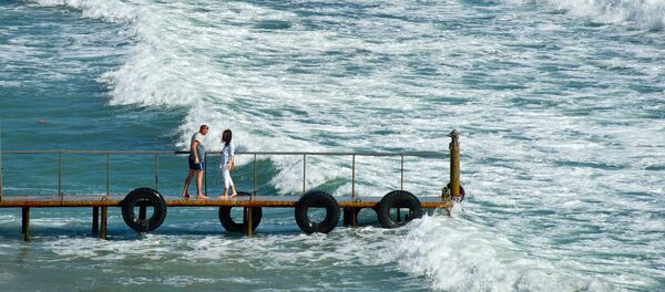 Kırım’ın Karadeniz sahilini gezen turistler. - Sputnik Türkiye