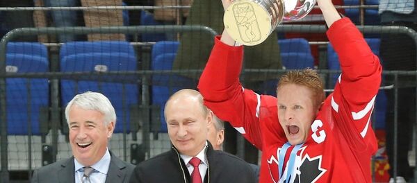 Rusya lideri Vladimir Putin, Dünya Hokey Şampiyonası’nın galibi Kanada’yı ve üçüncü olan Rus milli takımını bizzat tebrik etti. Rusya lideri Vladimir Putin, Dünya Hokey Şampiyonası’nın galibi Kanada’yı ve üçüncü olan Rus milli takımını bizzat tebrik etti. - Sputnik Türkiye