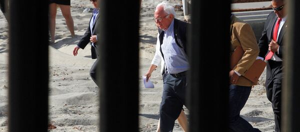 ABD Başkan adayı Bernie Sanders, Meksika sınırında. - Sputnik Türkiye