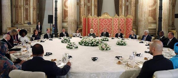 Cumhurbaşkanı Recep Tayyip Erdoğan, Dünya İnsani Zirvesi'ne katılan heyet başkanları onuruna akşam yemeği verdi. - Sputnik Türkiye