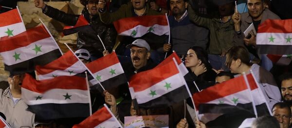 Suriye bayrakları - Palmira'da konser - Sputnik Türkiye