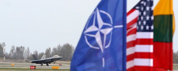 NATO - ABD - Litvanya bayrakları / ABD F-22 Raptor savaş uçağı / Litvanya Hava Kuvvetleri'ine ait  Siauliai Hava Üssü - Sputnik Türkiye