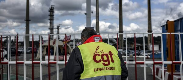 İşçiler Fransa'daki rafinelere ulaşımı engelledi - Sputnik Türkiye