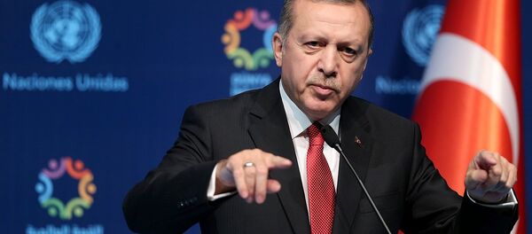 Cumhurbaşkanı Recep Tayyip Erdoğan (fotoğrafta) ve Birleşmiş Milletler (BM) Genel Sekreteri Ban Ki-mun, Dünya İnsani Zirvesi'nin kapanışı nedeniyle Muhsin Ertuğrul Tiyatrosu'nda basın toplantısı düzenledi. - Sputnik Türkiye