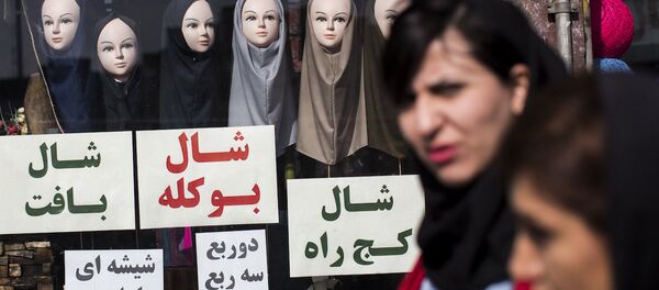 İran'da eşarp satan bir dükkanın önünden geçen kadınlar. - Sputnik Türkiye