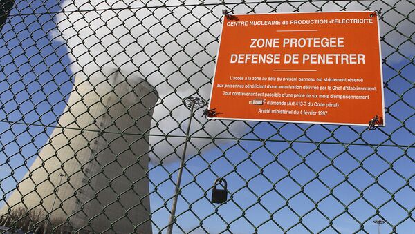 Nogent-sur-Seine shows a sign reading proctected area, no tresspassing on the wires fence of the French nuclear plant (File) - Sputnik Türkiye