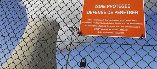 Nogent-sur-Seine shows a sign reading proctected area, no tresspassing on the wires fence of the French nuclear plant (File) - Sputnik Türkiye