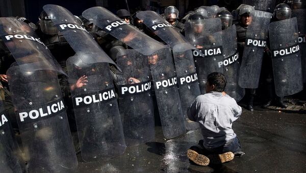 Bolivya polisinden engelli göstericilere müdahale - Sputnik Türkiye