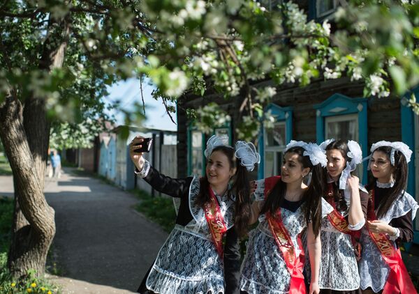Rus ortaokul mezunları için son zil çaldı - Sputnik Türkiye