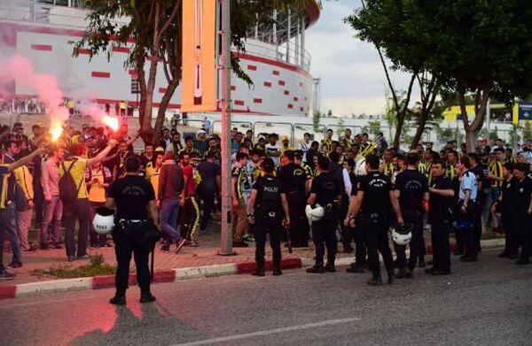 Galatasaray-Fenerbahçe maçı öncesi stat içinde ve çevresinde olaylar çıktı. - Sputnik Türkiye