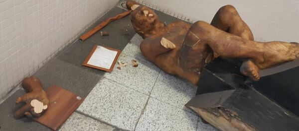 İzmir'de metro istasyonunda saldırıya uğrayan heykel - Sputnik Türkiye