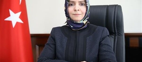Aile ve Sosyal Politikalar Bakanı olan Fatma Betül Sayan Kaya'nın ablası Ayşe Hilal Koytak müsteşar yardımcılığı görevinden istifa ettiğini açıkladı. Koytak istifa kararını Kardeşim bakanken etik olmaz diyerek aldı. - Sputnik Türkiye
