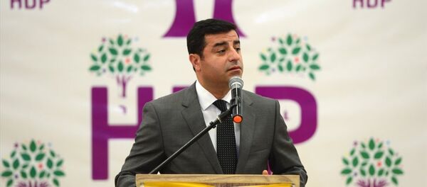 HDP Eş Genel Başkanı Selahattin Demirtaş, partisinin Bitlis İl Başkanlığınca düzenlenen 2. Olağanüstü Kongresine katıldı. HDP Eş Genel Başkanı Selahattin Demirtaş, partisinin Bitlis İl Başkanlığınca düzenlenen 2. Olağanüstü Kongresine katıldı. - Sputnik Türkiye