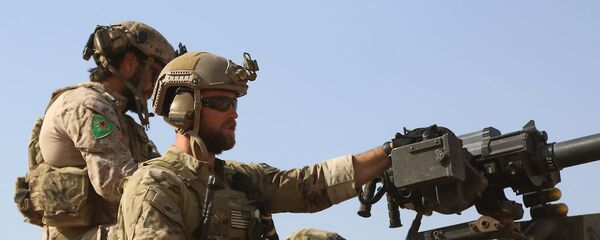 YPG simgesi taşıyan üniformalar giyen ABD askerleri. - Sputnik Türkiye