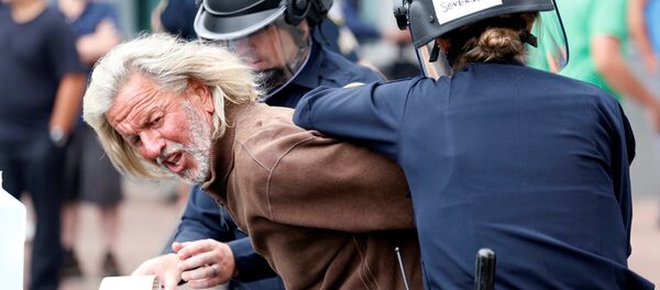 ABD'de Cumhuriyetçi Parti'nin başkan adayı olmasına artık kesin gözüyle bakılan Donald Trump'ın San Diego mitinginde, Trump taraftarları ve karşıtları birbirlerine taş ve şişelerle saldırdı. - Sputnik Türkiye