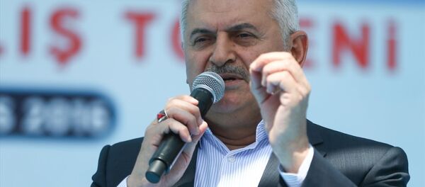 Başbakan Binali Yıldırım, Anıt Park'ta düzenlenen Diyarbakır Havalimanı yeni terminal binası açılışı ve yapımı tamamlanan tesislerin hizmete alım törenine katılarak konuşma yaptı. - Sputnik Türkiye