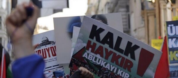 İHH, Mavi Marmara baskınının yıldönümü sebebiyle Beyoğlu'nda eylem yaptı. - Sputnik Türkiye