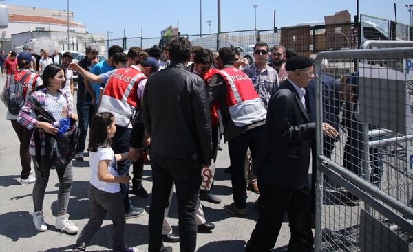 İstanbul'da yapılan Fetih Şöleni kapsamında çevik kuvvet ve sivil polisler geniş güvenlik önlemi aldı. Vatandaşlar üstleri arandıktan sonra alana alındı. - Sputnik Türkiye