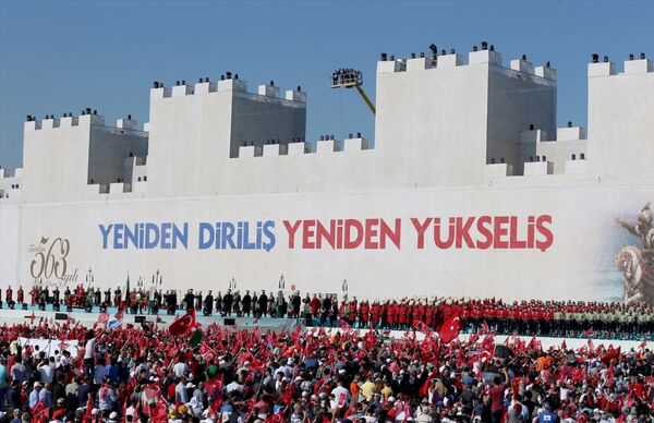 İstanbul'un fethinin 563'üncü yıldönümü, Yenikapı miting alanında kutlanıyor. 563 kişilik Mehteran Birliği Konseri, Türk Hava Kuvvetleri Türk Yıldızları Gösterisi ve dünyanın en büyük 3D mapping sahnesinde üç boyutlu özel gösteri İstanbullularla buluşacak. - Sputnik Türkiye