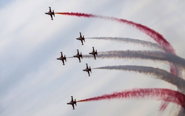 Yenikapı Miting Alanı'ndaki şölen kapsamında, Türk Hava Kuvvetleri Türk Yıldızları'nın gösterisi sırasında saat 19.40 ile 20.00 arasında havalimanındaki trafiğe ara verildi. Uçuş gösterisi sırasında, havalimanına inecek uçaklar havada tur attı, kalkış yapacak uçaklarsa pistte bekletildi. - Sputnik Türkiye