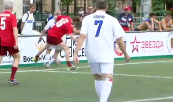 Rusya Dışişleri Bakanı Sergey Lavrov, Moskova’daki Lujniki Stadyumu’nda futbol oynadı ve takımı için bir gol attı. - Sputnik Türkiye