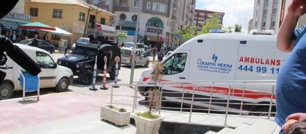 Van'ın Hacıbekir Mahallesi'nde zırhlı polis aracının geçişi sırasında PKK'lılar tarafından yola döşenen el yapımı patlayıcının infilak ettirilmesi sonucu 2 polis memuru hayatını kaybetti, 1 polis yaralandı. - Sputnik Türkiye