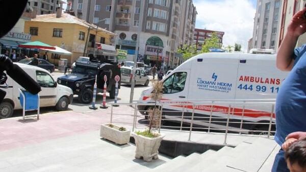 Van'ın Hacıbekir Mahallesi'nde zırhlı polis aracının geçişi sırasında PKK'lılar tarafından yola döşenen el yapımı patlayıcının infilak ettirilmesi sonucu 2 polis memuru hayatını kaybetti, 1 polis yaralandı. - Sputnik Türkiye