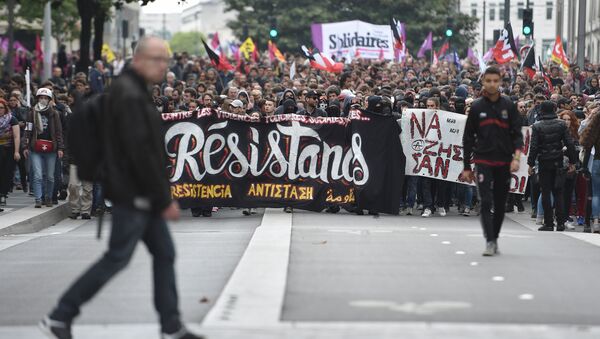 Demonstrators gather on May 17, 2016 in Nantes, western France, to protest against the government's planned labour law reforms - Sputnik Türkiye