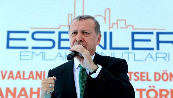 Cumhurbaşkanı Recep Tayyip Erdoğan, Esenler Havaalanı Mahallesi Kentsel Dönüşüm Konutlarının hak sahiplerine teslim törenine katılarak burada bir konuşma yaptı. - Sputnik Türkiye