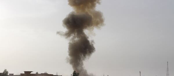 Hükümet yanlısı güçler, Irak'ın Anbar eyaletinde düzenlenen bir operasyonun ardından havaya yükselen dumanları izliyor. - Sputnik Türkiye