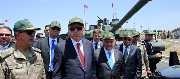 Cumhurbaşkanı Recep Tayyip Erdoğan, Başbakan Binali Yıldırım, Milli Savunma Bakanı Fikri Işık ve Genelkurmay Başkanı Orgeneral Hulusi Akar, Efes-2016 Birleşik Müşterek Fiili Atışlı Tatbikatı Seçkin Gözlemci Günü faaliyetlerine katıldı. - Sputnik Türkiye